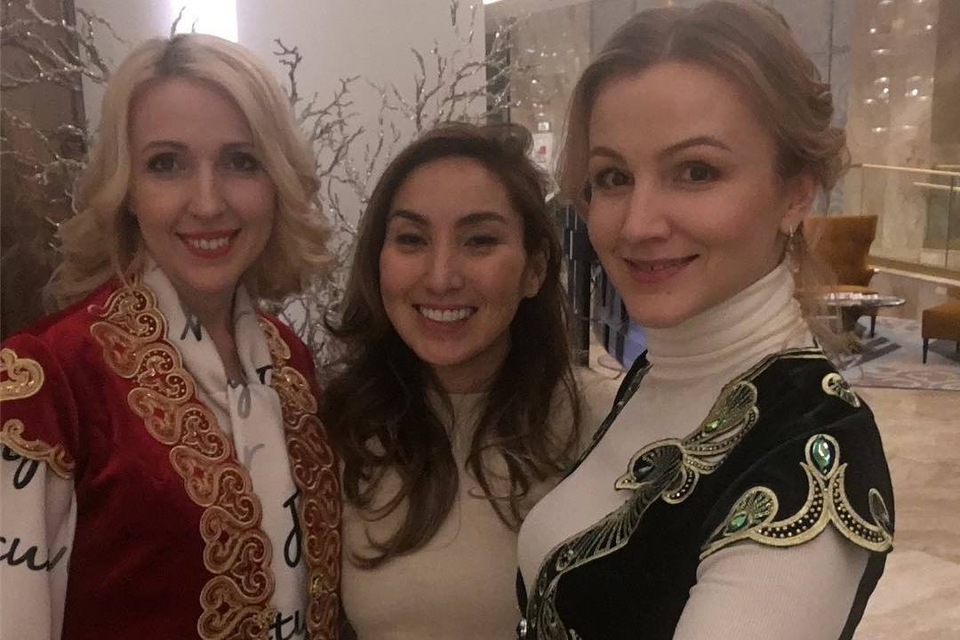 Татьяна Акимова, Алия Жолболдина и Светлана Зере в национальных жилетках 